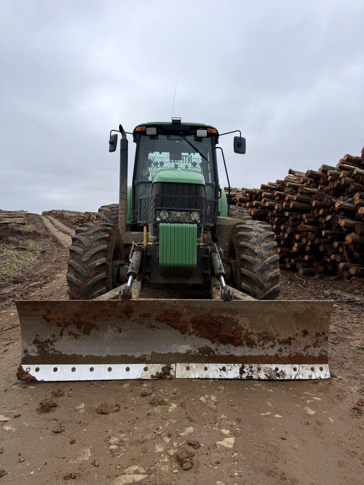Trator de Pneus John Deere 6210J - 4x4