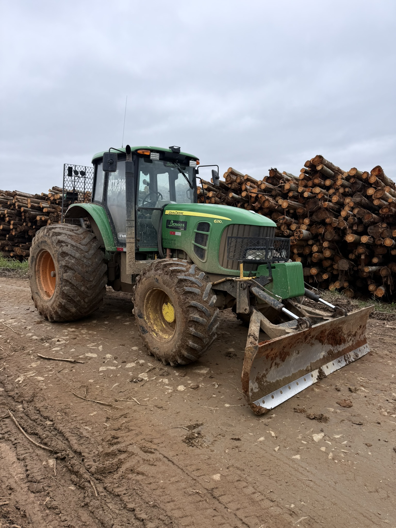 Trator de Pneus John Deere 6210J - 4x4 — foto 9